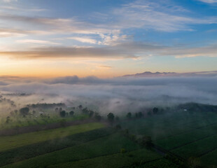Amanecer desde la fortuna de Costa Rica