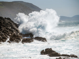Gran ola rompiendo con violencia en las rocas. Cabo Touri&ntilde;&aacute;n, A Coru&ntilde;a, Espa&ntilde;a.