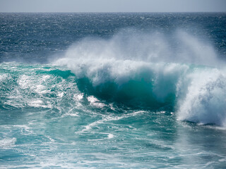 Fototapeta premium Olas azul turquesa con spray en la cresta de las olas. Cabo Touriñán, Galicia, España.