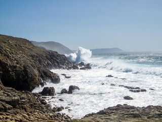 Fototapeta na wymiar Gran ola rompiendo con violencia en las rocas. Cabo Touriñán, A Coruña, España.
