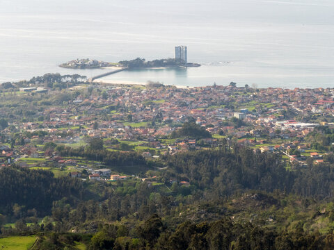 Vista panor&aacute;mica de la isla de Toralla en la r&iacute;a de Vigo.  Galicia, Espa&ntilde;a. 