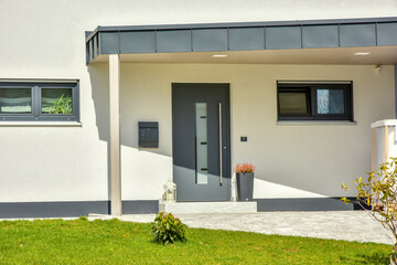 Moderner Eingangsbereich in einem neu gebauten Wohnhaus