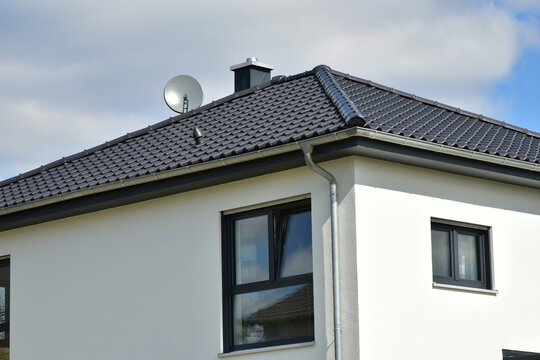 Dachgiebel und Fassade eines neu gebauten modernen Wohnhauses