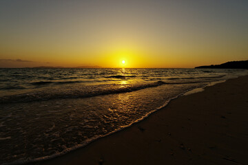 Fototapeta na wymiar 沖縄県小浜島　トゥマールビーチから見た朝日