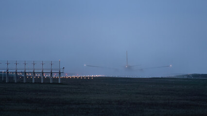 Obraz premium startendes Flugzeug bei schlechtem Wetter