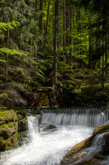 Wodospad Szklarka to jeden z najbardziej urokliwych wodospadów w Polsce, położony w Karkonoszach, w pobliżu miasta Szklarska Poręba. Jest to popularna atrakcja turystyczna, przyciągająca zarówno miłoś