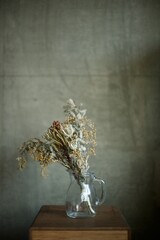 ガラスの水差しに入れたドライフラワーのスワッグ