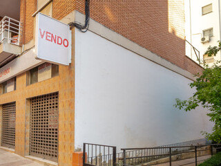 Pared blanca y cartel que indica la venta de alguna propiedad.