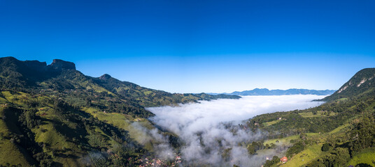 Panorâmicas da serra da Mantiqueira ceu azul e nuvens