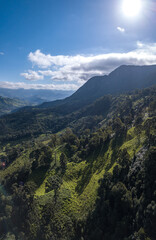 Panorâmicas da serra da Mantiqueira ceu azul e nuvens