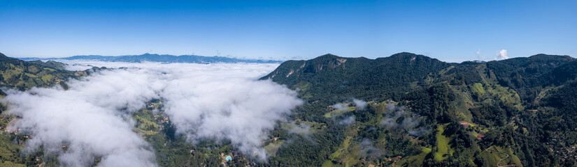 Panorâmicas da serra da Mantiqueira ceu azul e nuvens