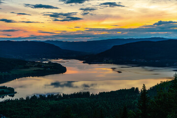 Fototapeta premium Blick über den Randsfjord bei Mitternachtssonne