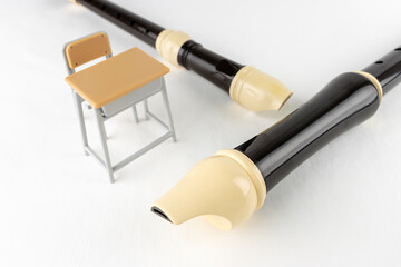 おもちゃの机とリコーダー。音楽の勉強イメージ