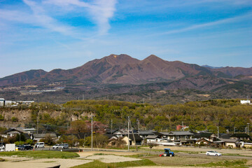 山梨の春　韮崎ワニ塚から茅ヶ岳を望む