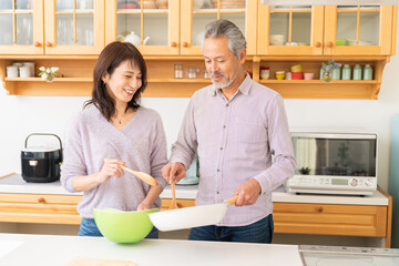 料理をするミドル 夫婦 © miya227