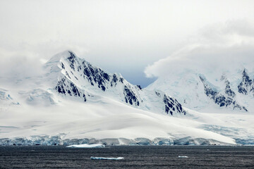 Fototapeta na wymiar Beautiful mountain scene from the Neumayer Channel in Antarctica