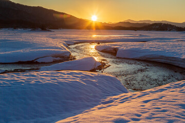 春の裏磐梯檜原湖から夜明け