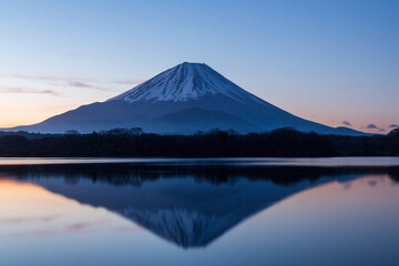精進湖畔から夜明けの富士山