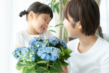 母の日に子供から紫陽花を貰うママ