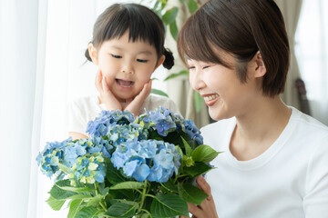 母の日に子供から紫陽花を貰うママ