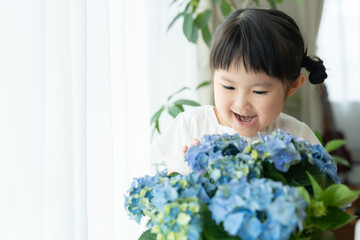 Obraz na płótnie Canvas 紫陽花を見る子供