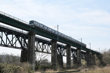 黒川橋梁を渡る東北本線の普通列車