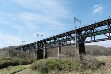 Fototapeta na wymiar 新旧の鉄橋が並ぶ黒川橋梁