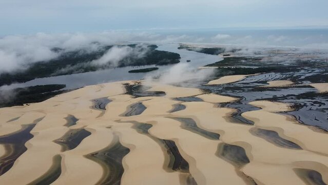 Rio Pregui&ccedil;as Dunas Praia Lagoas Pequenos Len&ccedil;&oacute;is Paisagem Barreirinhas Vilarejo Cabur&eacute; Mandacaru Prote&ccedil;&atilde;o Ambiental Paulino Neves Cen&aacute;rio Tropical Paradis&iacute;aco Para&iacute;so Natureza A&eacute;reo Drone Turismo