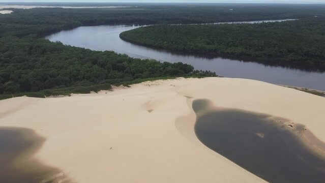 Rio Pregui&ccedil;as Dunas Praia Lagoas Pequenos Len&ccedil;&oacute;is Paisagem Barreirinhas Vilarejo Cabur&eacute; Mandacaru Prote&ccedil;&atilde;o Ambiental Paulino Neves Cen&aacute;rio Tropical Paradis&iacute;aco Para&iacute;so Natureza A&eacute;reo Drone Turismo