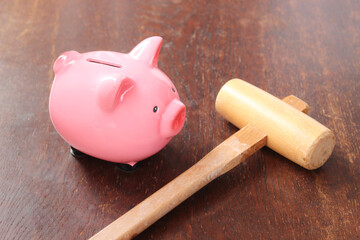 豚の貯金箱とハンマー