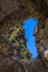 Trouée dans la falaise, cirque de Cilaos, île de la Réunion 
