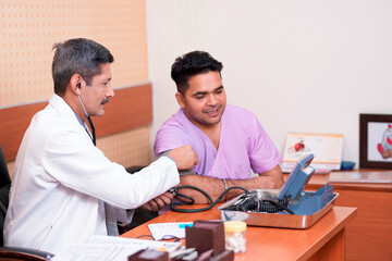 Obraz premium Doctor check up to young patient blood pressure at clinic.