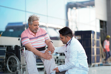 Obraz premium Doctor checking to old man while he is moaning in pain.