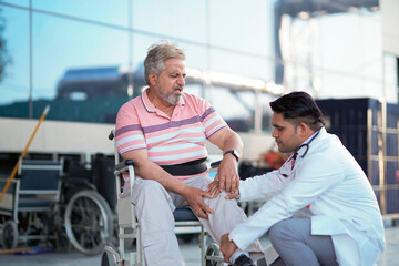 Obraz premium Doctor checking to old man while he is moaning in pain.