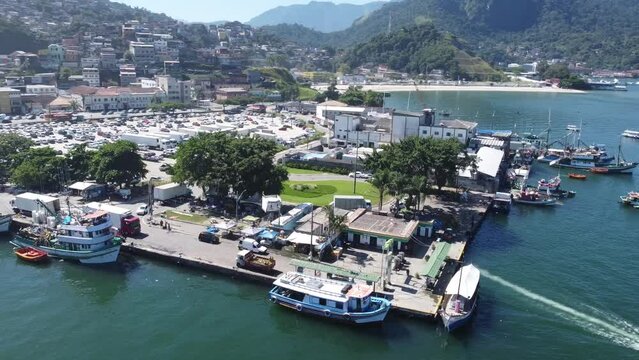 Barcos Pesca Pescadores Peixe Angra dos Reis Ilha Grande Rio de Janeiro Vila do Abra&atilde;o Porto Estacionamento Docas Centro Cidade Costeira Litoral Navega&ccedil;&atilde;o Navegar Pescar Atividade Pesqueira Trabalho