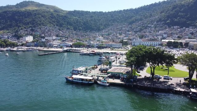 Barcos Pesca Pescadores Peixe Angra dos Reis Ilha Grande Rio de Janeiro Vila do Abra&atilde;o Porto Estacionamento Docas Centro Cidade Costeira Litoral Navega&ccedil;&atilde;o Navegar Pescar Atividade Pesqueira Trabalho
