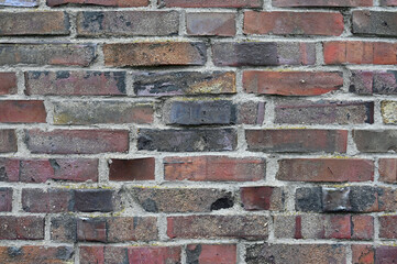 Mauer aus unregelmäßig geformten Feldbrandtklinkern