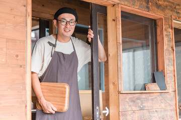 挨拶するカフェ・飲食店・レストラン・喫茶店などの従業員・オーナー
