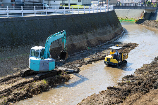 河川の堆積土砂を取り除く浚渫工事