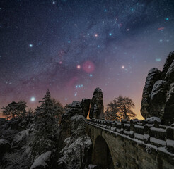 Die Felsbrücke Bastei in der Sächsischen Schweiz bei Nacht.