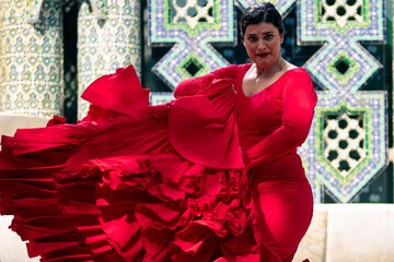 Mujer Latina emprendedora, experta en educación,  el viaja por las ciudades del mundo bailando y...