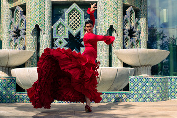 Mujer Latina emprendedora, experta en educación,  el viaja por las ciudades del mundo bailando y...