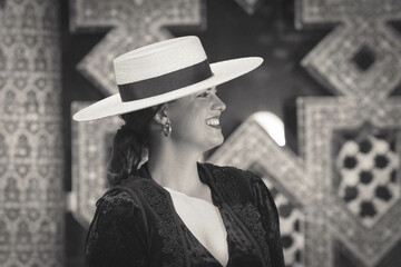 Mujer Latina emprendedora, experta en educación,  el viaja por las ciudades del mundo bailando y...