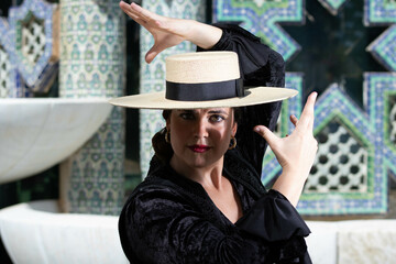Mujer Latina emprendedora, experta en educación,  el viaja por las ciudades del mundo bailando y...