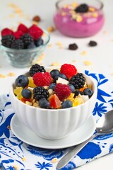 Müsli mit frischen Beeren und Joghurt
