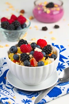 M&uuml;sli mit frischen Beeren und Joghurt