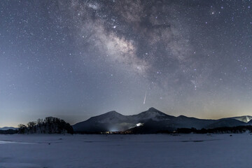 檜原湖の氷上から磐梯山に昇る天の川と流れ星