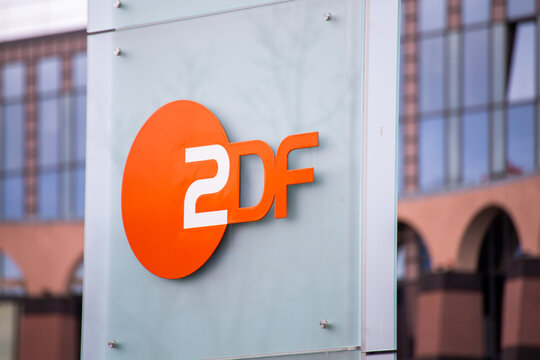 Nahaufnahme vom Logo des ZDF am Sendezentrum 2 in Mainz