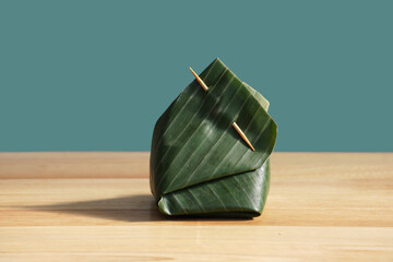 Thai food packaging made from banana leaf reduces the use of synthetic materials and is environmentally friendly.