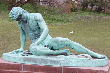 Estatua de bronce 